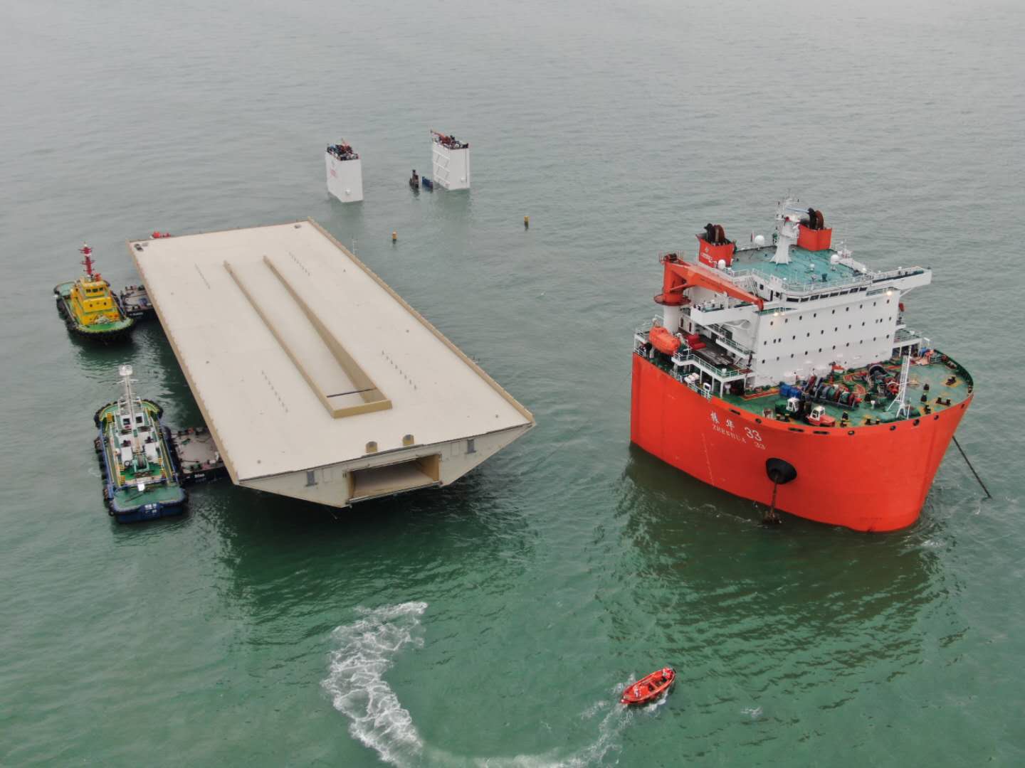 The pontoons with the bridge were floated onto a submersible ship, a so-called semi-submersible transport ship. This ship transported the entire bridge over the sea to Stockholm. Image source: Foster + Partners Perry Ip