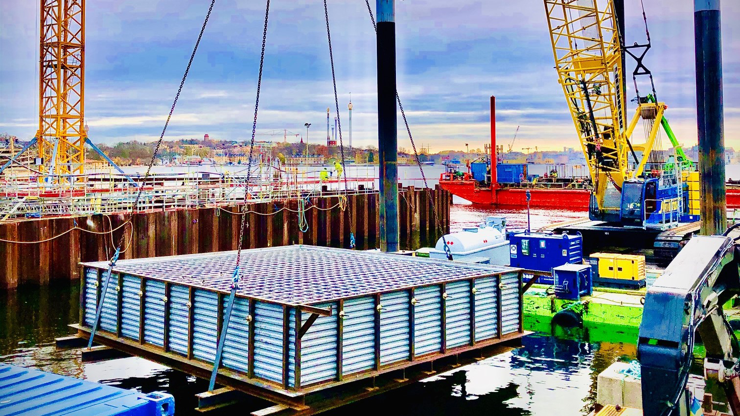The mold is lowered to a depth of seven meters where it hangs on new piles.