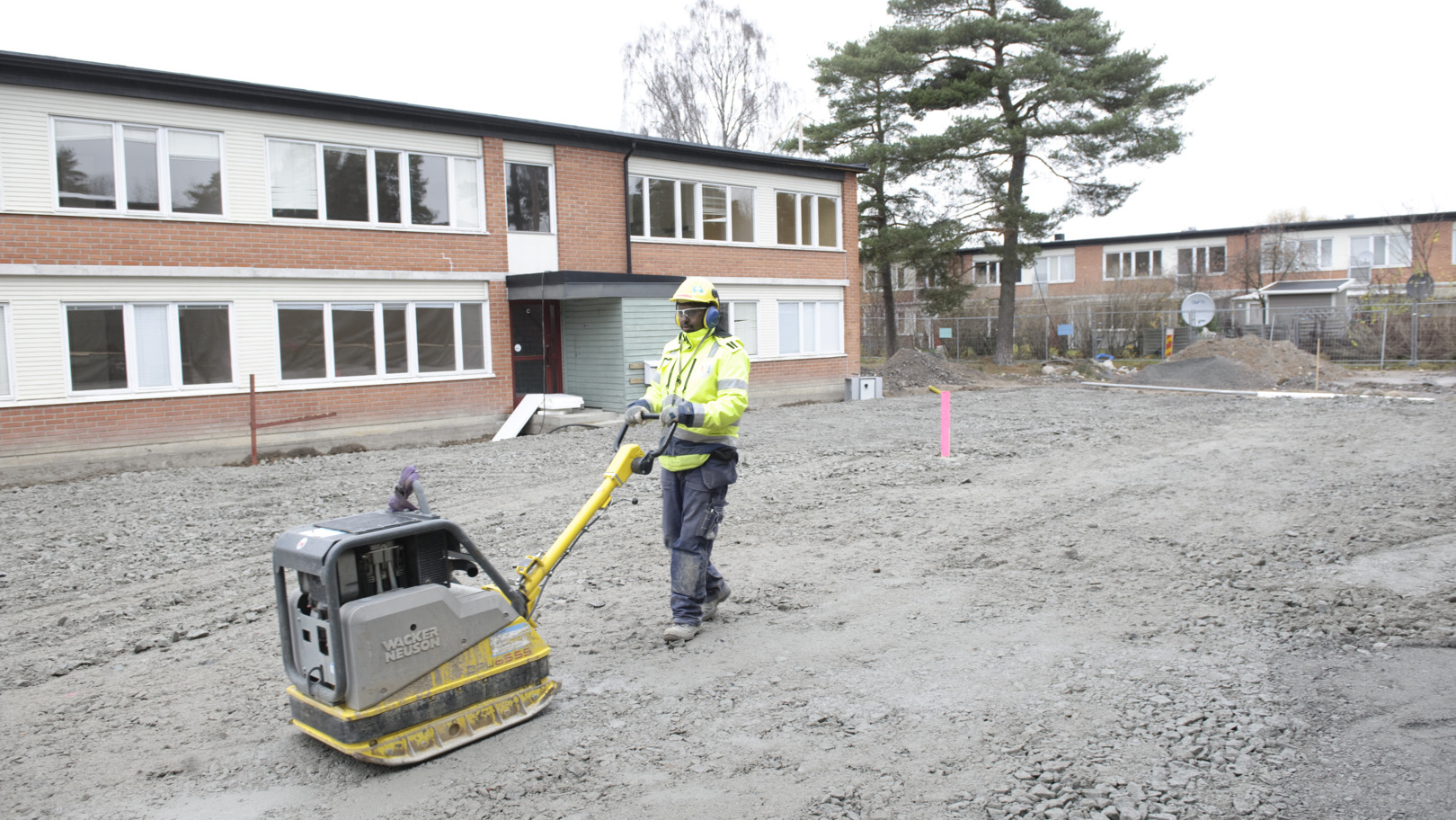 Boendebyggarna offer long-term unemployed in Örebro an internship in construction and a chance to get a job.